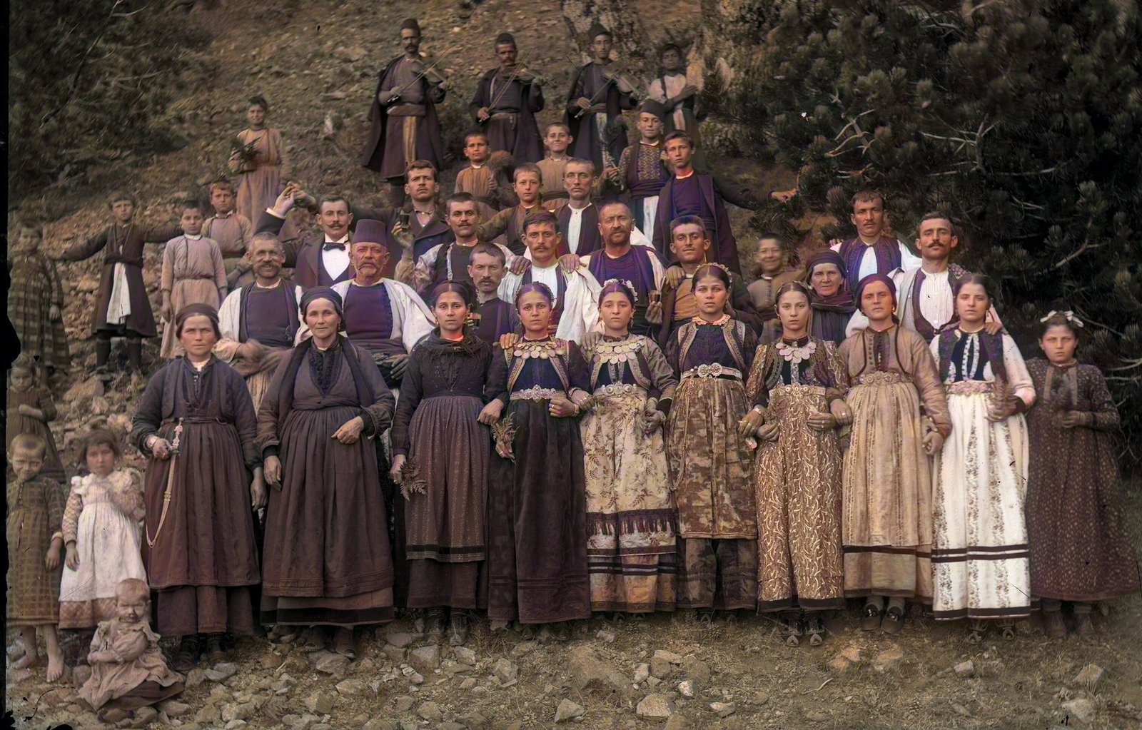Ομάδα Βλάχων με παραδοσιακές φορεσιές