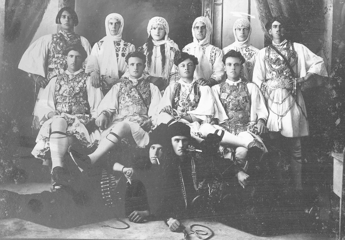 Καπεταναραίοι Βέροιας με βοσκοπούλες και μάγκες, 1936