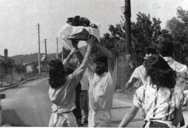 2. Γρεβενά. Το καλάθι με τα λουλούδια για το στολισμό του φλάμπουρα. 2. Γρεβενά. Το καλάθι με τα λουλούδια για το στολισμό του φλάμπουρα.