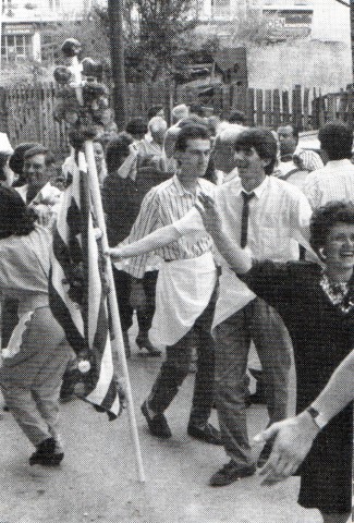 6. Γρεβενά. Ο φλάμπουρας έτοιμος για να τον χορέψουν. 6. Γρεβενά. Ο φλάμπουρας έτοιμος για να τον χορέψουν.