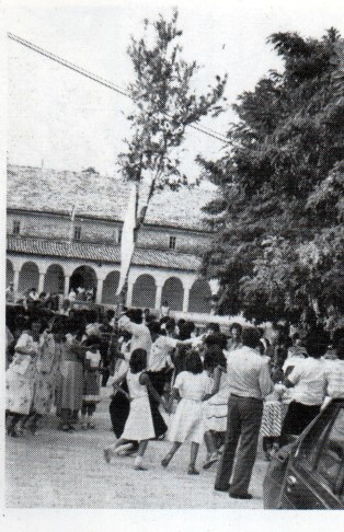 11. Βήσσανη Πωγωνίου. Γάμος Αρβανιτόβλαχων. Ο χορός με το φλάμπουρο. 11. Βήσσανη Πωγωνίου. Γάμος Αρβανιτόβλαχων. Ο χορός με το φλάμπουρο.