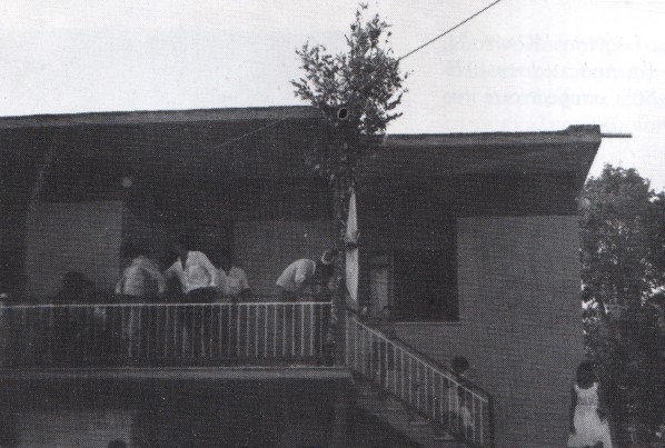 13. Βήσσανη Πωγωνίου. Γάμος Αρβανιτόβλαχων. Ο σημαιοφόρος στερεώνει το φλάμπουροστον εξώστη του σπιτιού του γαμπρού. 13. Βήσσανη Πωγωνίου. Γάμος Αρβανιτόβλαχων. Ο σημαιοφόρος στερεώνει το φλάμπουροστον εξώστη του σπιτιού του γαμπρού.