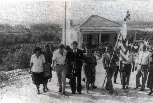 16. Γορίτσα Κόνιτσας. Η πομπή του γάμου. Το μπαϊράκι κρατάει ο πρωτοσυμπεθερος. 16. Γορίτσα Κόνιτσας. Η πομπή του γάμου. Το μπαϊράκι κρατάει ο πρωτοσυμπεθερος.