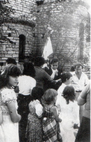 17. Γορίτσα Κόνιτσας. Η πομπή με το γαμπρό και το μπαϊράκι φθάνει στην εκκλησία. 17. Γορίτσα Κόνιτσας. Η πομπή με το γαμπρό και το μπαϊράκι φθάνει στην εκκλησία.