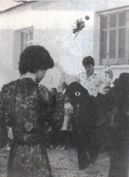 20. Δίο Πιερίας. Ο χορός με τους νεόνυμφους και το φλάμπουρο. 20. Δίο Πιερίας. Ο χορός με τους νεόνυμφους και το φλάμπουρο.