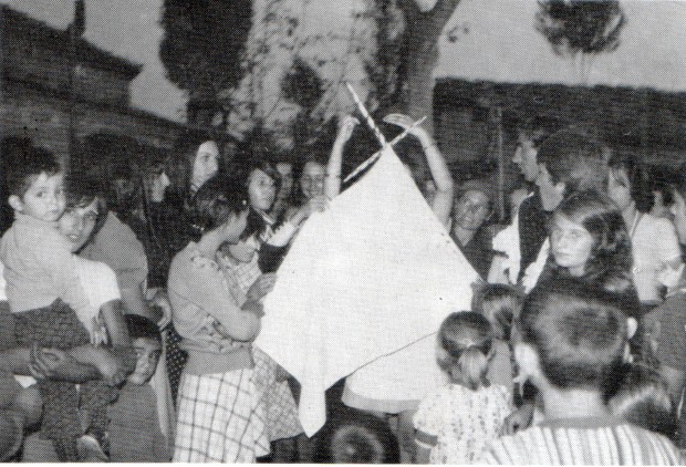 21. Φελλί Γρεβενών. Η μπρατίμισσα ράβει το φλάμπουρο. 21. Φελλί Γρεβενών. Η μπρατίμισσα ράβει το φλάμπουρο.