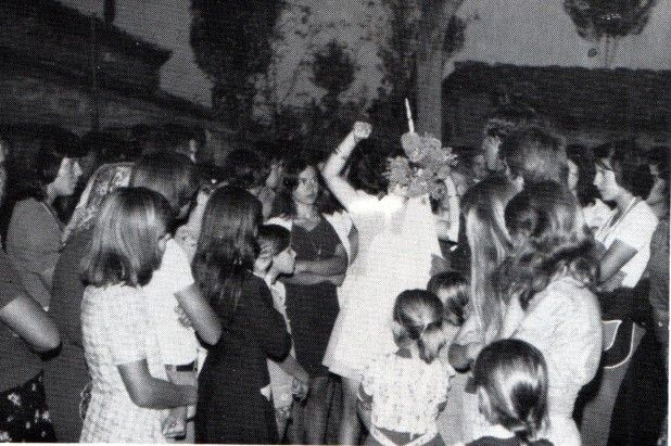 22. Φελλί Γρεβενών. Η μπρατίμισσα στολίζει το φλάμπουρο με λουλούδια. 22. Φελλί Γρεβενών. Η μπρατίμισσα στολίζει το φλάμπουρο με λουλούδια.