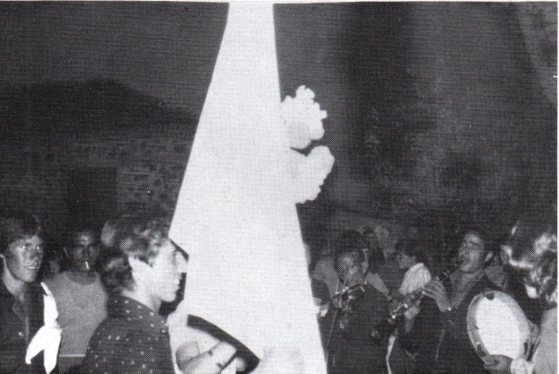 24. Φελλί Γρεβενών. Ο χορός με το φλάμπουρα. 24. Φελλί Γρεβενών. Ο χορός με το φλάμπουρα.