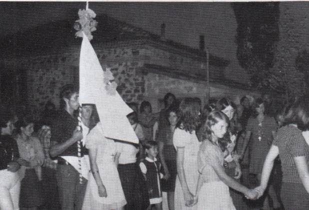 23. Φελλί Γρεβενών. Ο χορός με το φλάμπουρα. 23. Φελλί Γρεβενών. Ο χορός με το φλάμπουρα.