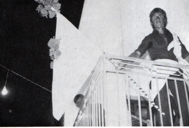 26. Φελλί Γρεβενών. Ο μπράτιμος στερεώνει το φλάμπουροα στον εξώστη του σπιτιού του γαμπρού. 26. Φελλί Γρεβενών. Ο μπράτιμος στερεώνει το φλάμπουροα στον εξώστη του σπιτιού του γαμπρού.