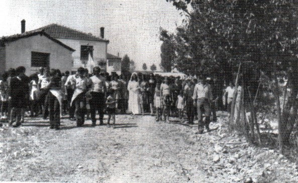 28. Φελλί Γρεβενών. Ο γαμπρός και η νύφη με τους συγγενείς και τους καλεσμένους κατευθύνονται στην εκκλησία για το στεφάνωμα. 28. Φελλί Γρεβενών. Ο γαμπρός και η νύφη με τους συγγενείς και τους καλεσμένους κατευθύνονται στην εκκλησία για το στεφάνωμα.