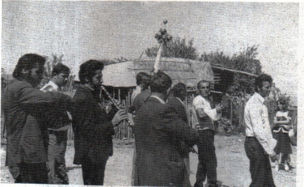27. Φελλί Γρεβενών. Οι συγγενείς και οι καλεσμένοι του γαμπρού με τα όργανα και το φλάμπουρα μπροστά πηγαίνουν να πάρουν τη νύφη. 27. Φελλί Γρεβενών. Οι συγγενείς και οι καλεσμένοι του γαμπρού με τα όργανα και το φλάμπουρα μπροστά πηγαίνουν να πάρουν τη νύφη.