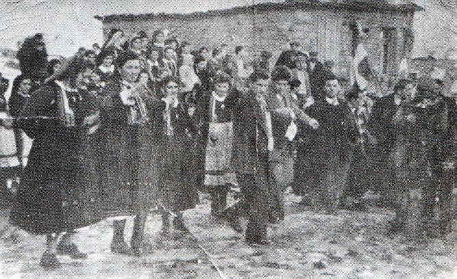 29. Πολυκάστανο Κοζάνης (μέσα 20ού αιώνα). Γάμος με μπαϊράκι. Οι συγγενείς του γαμπρού χορεύουν πριν ξεκινήσουν για να πάρουν τη νύφη. 29. Πολυκάστανο Κοζάνης (μέσα 20ού αιώνα). Γάμος με μπαϊράκι. Οι συγγενείς του γαμπρού χορεύουν πριν ξεκινήσουν για να πάρουν τη νύφη.