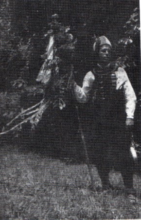 34. Βουλγαρία. Ντέβιρος (παράνυμφος) με σημαία του γάμου. 34. Βουλγαρία. Ντέβιρος (παράνυμφος) με σημαία του γάμου.