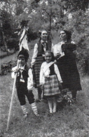 35. Βουλγαρία. Γαμηλιώτες και παιδάκι με σημαία του γάμου. 35. Βουλγαρία. Γαμηλιώτες και παιδάκι με σημαία του γάμου.