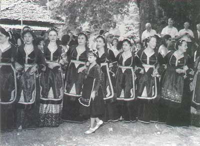 Γυναίκες του Μετσόβου με τις παραδοσιακές Μετσοβίτικες στολές Γυναίκες του Μετσόβου με τις παραδοσιακές Μετσοβίτικες στολές