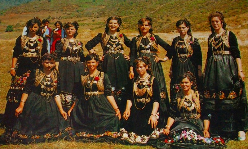 Όμορφα κορίτσια με τις φορεσιές τους λίγο πριν μπουν στον "Τρανό Χορό" Όμορφα κορίτσια με τις φορεσιές τους λίγο πριν μπουν στον "Τρανό Χορό"