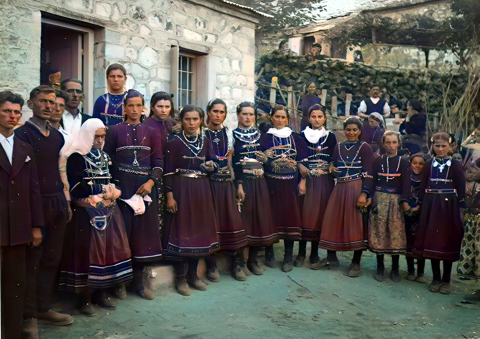 Ποιοι είναι οι «Μιτζιντόνιοι» τελικά; Ταυτότητες, ετερότητες και διασπορά Θεόδωρος Κούρος