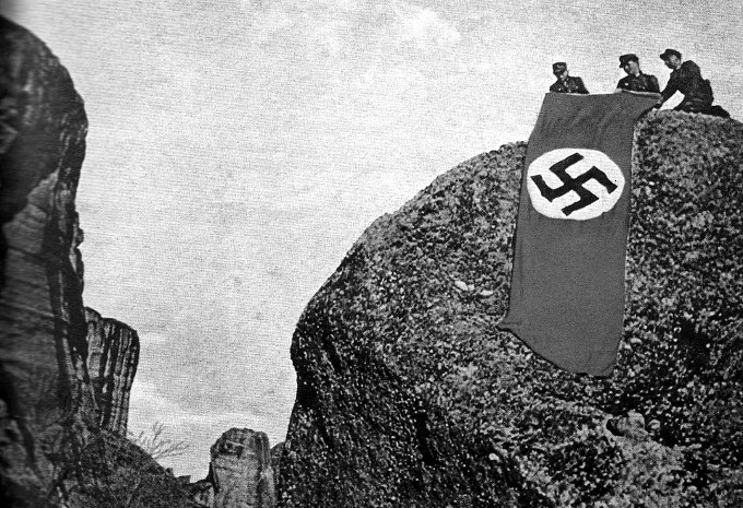Οι Γερμανοί υψώνουν την σβάστικα στους βράχους των Μετεώρων. Ήτανε στις 18 Οκτωβρίου 1943.